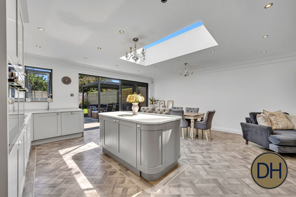 Property photo 2 of 33 Queens Road