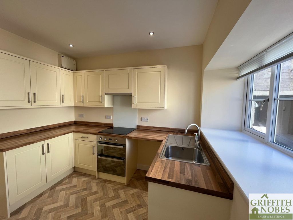 Property photo 3 of 14 Kitchen