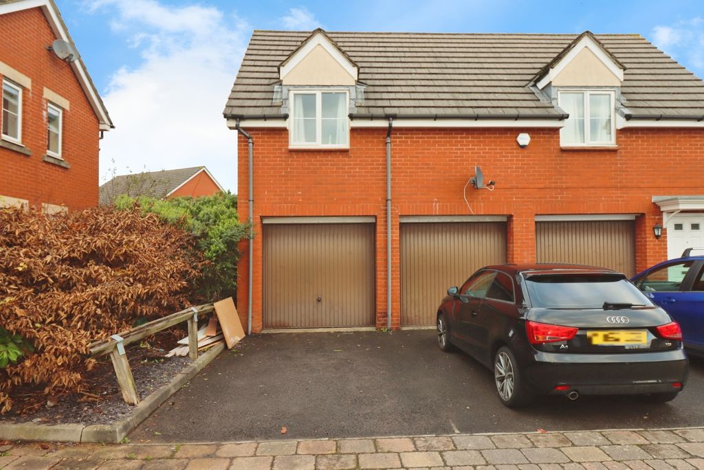 Property photo 2 of 7 Garage