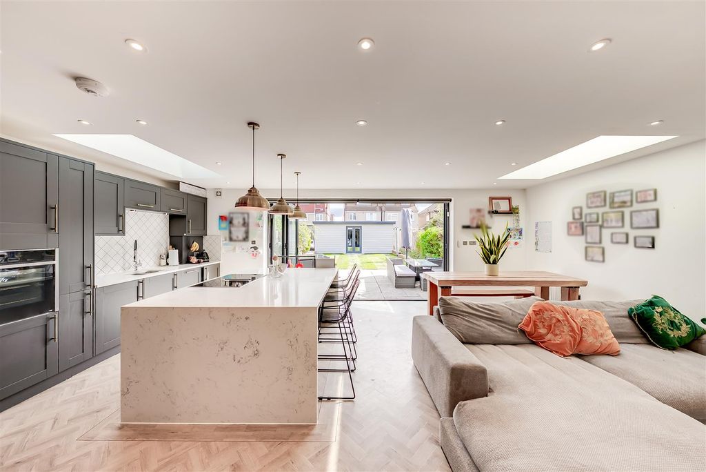 Property photo 3 of 33 A7S06880Hdr.Jpg
