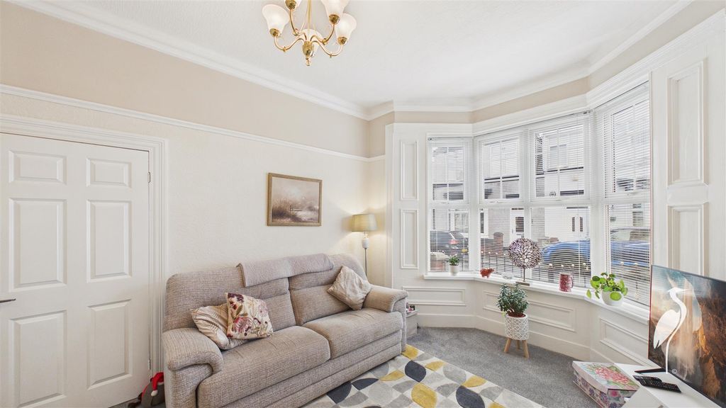 Property photo 3 of 22 Lounge