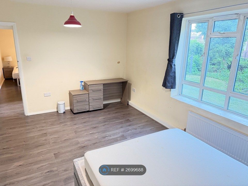 Property photo 2 of 11 Bedroom 1 (View 3)