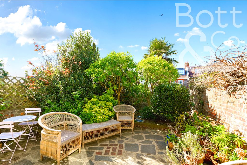 Property photo 2 of 23