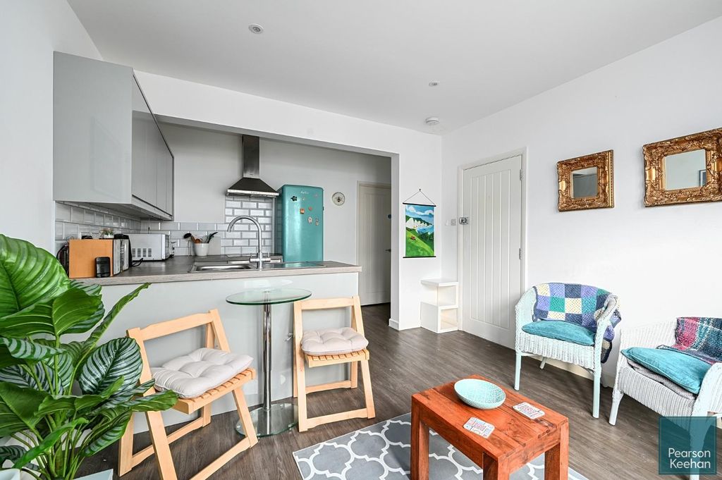 Property photo 2 of 13 Flt-2-55-Shirley-St-Bn3 (14).Jpg