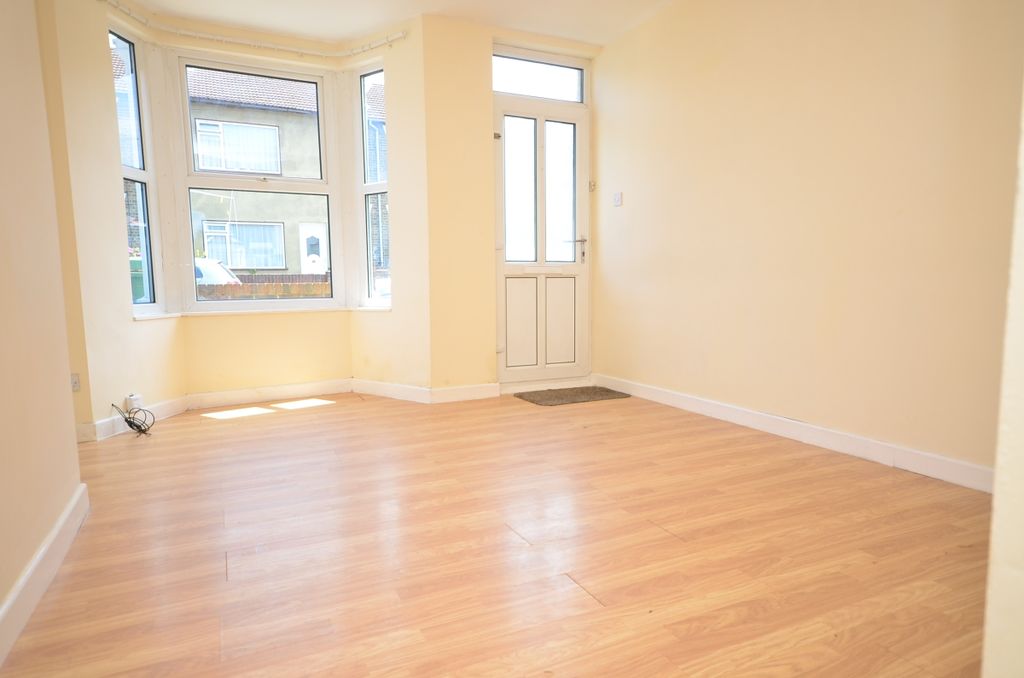 Property photo 3 of 9 Goodnestone Lounge