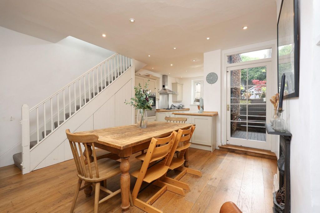 Property photo 3 of 22 7 Southernhay Avenue 4.Jpg