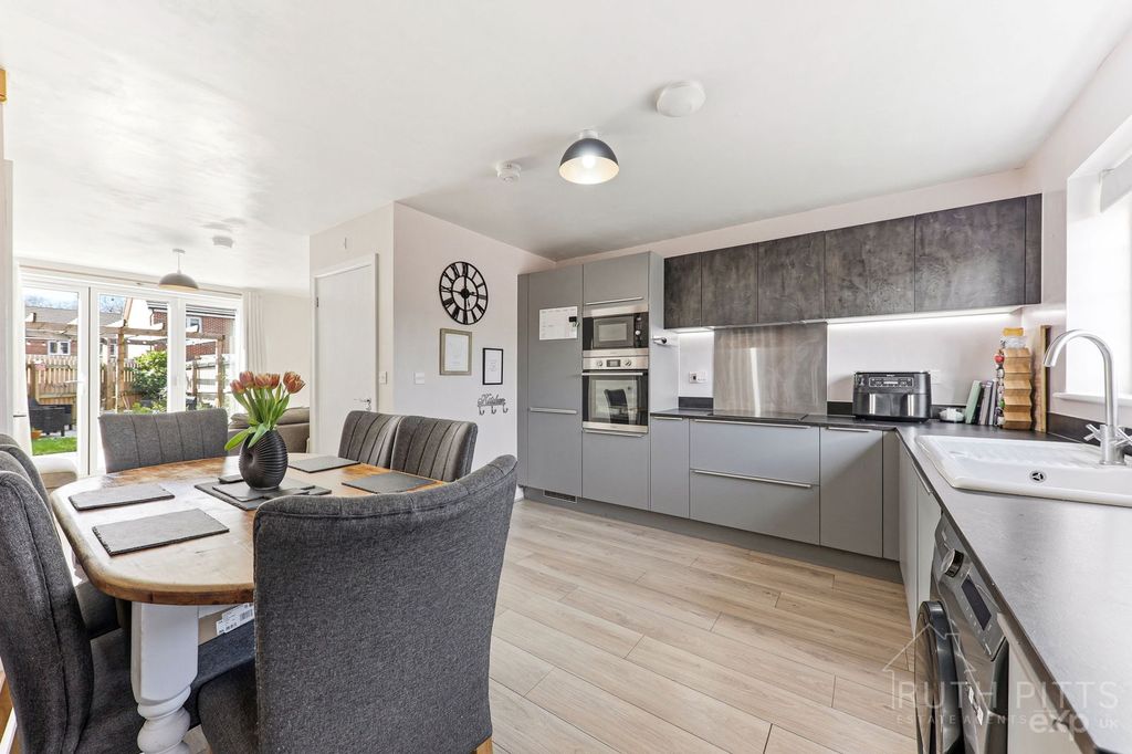 Property photo 2 of 27