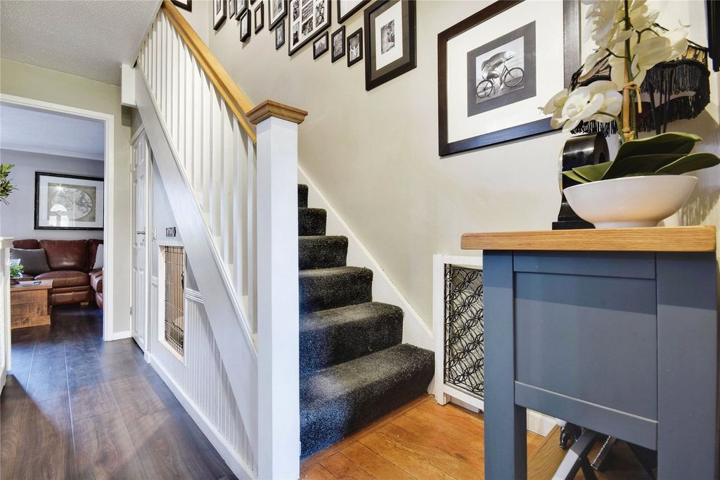 Property photo 2 of 21 Entrance Hall