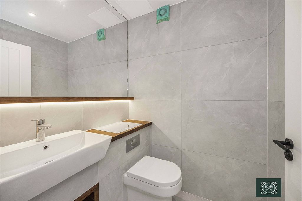 Property photo 3 of 16 Bathroom