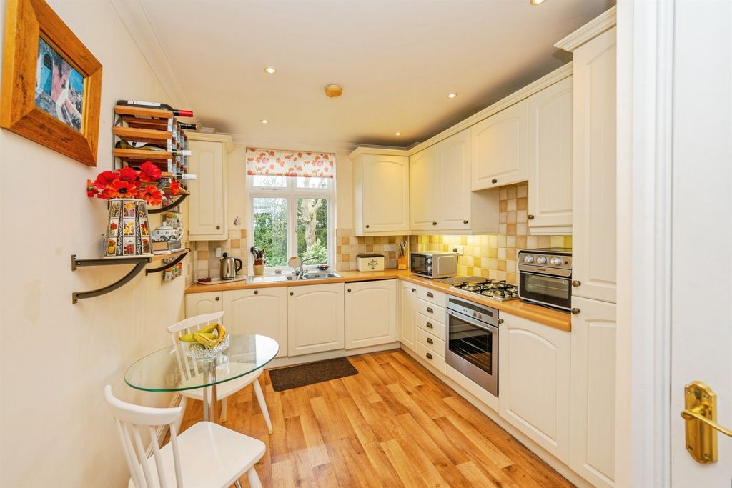 Additional image 4 of 2 bed flat for saleThe Green, Mickleover, Derby DE3