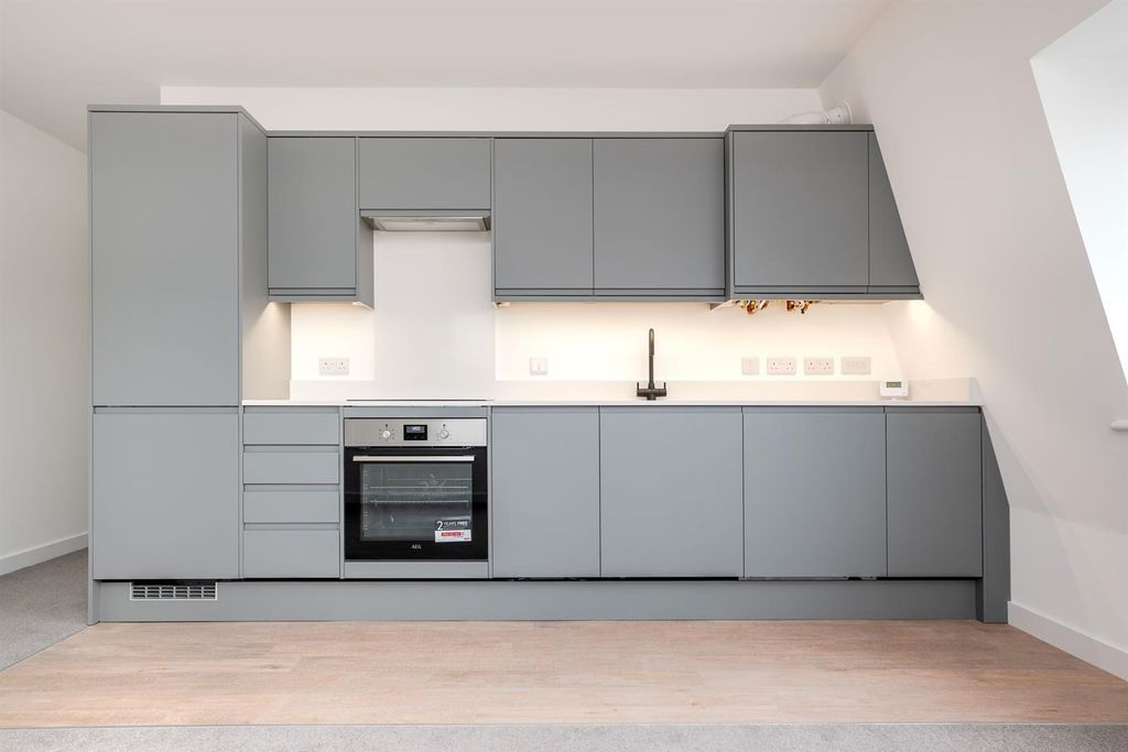 Additional image 9 of 2 bed flat for saleBailey House, Barttelot Road, Horsham RH12