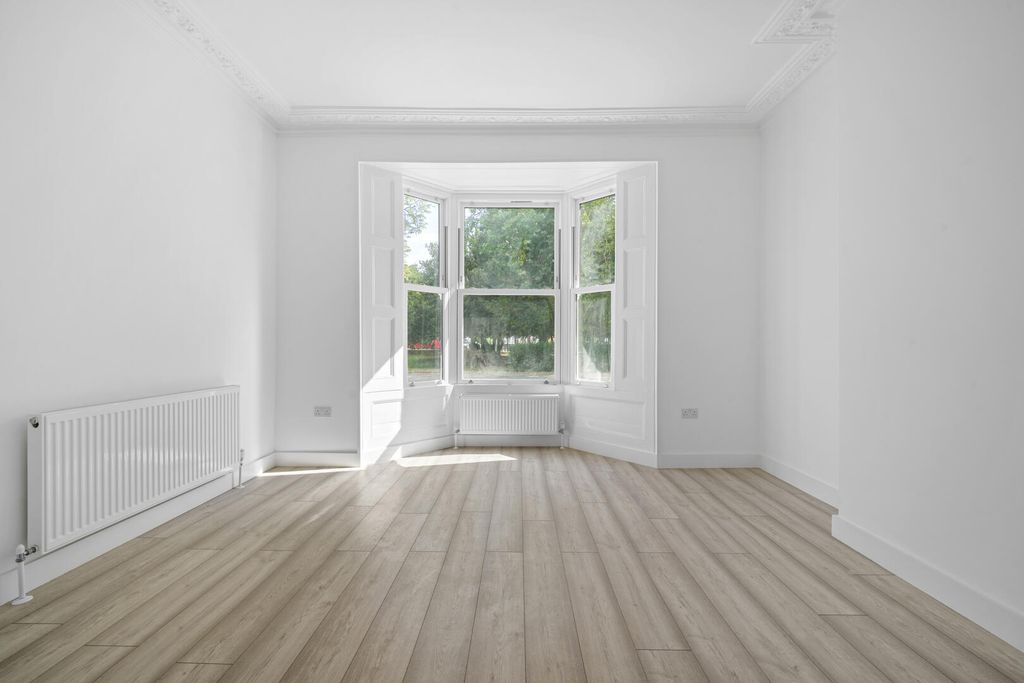 Property photo 1 of 13 Living Room