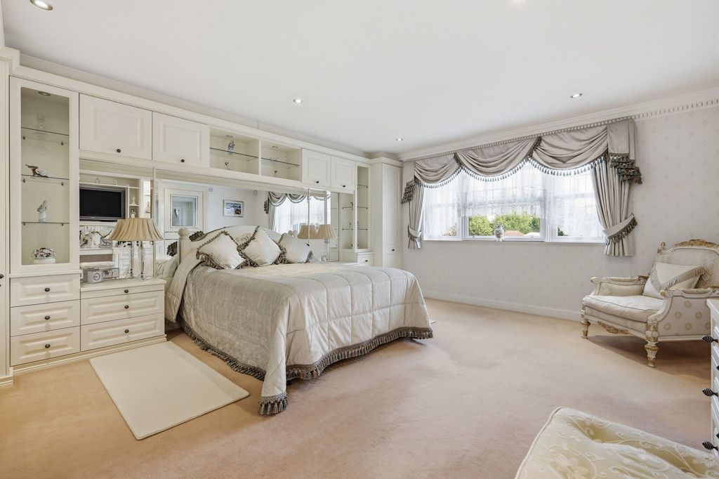 Additional image 39 of 5 bed detached house for saleWambrook Close, Hutton Mount, Brentwood CM13