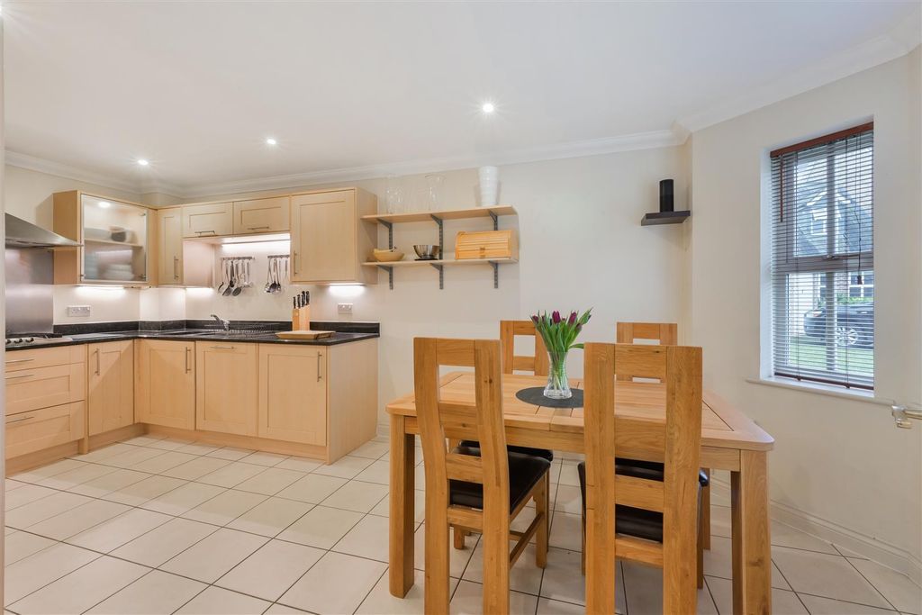 Property photo 2 of 14 Saville Close