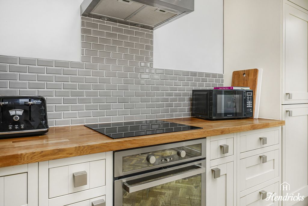 Property photo 2 of 32