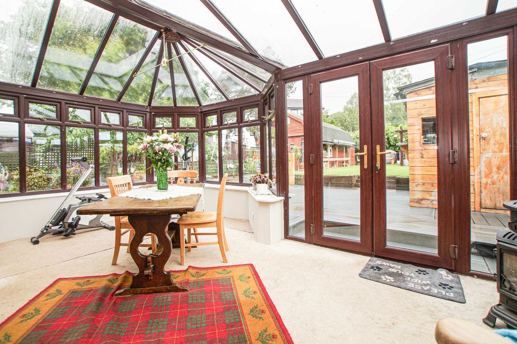 Property photo 3 of 18 Conservatory