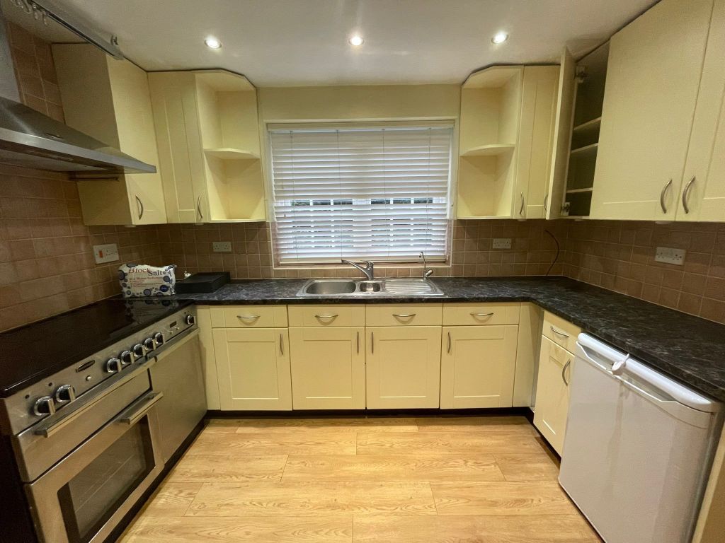 Property photo 3 of 19 Kitchen