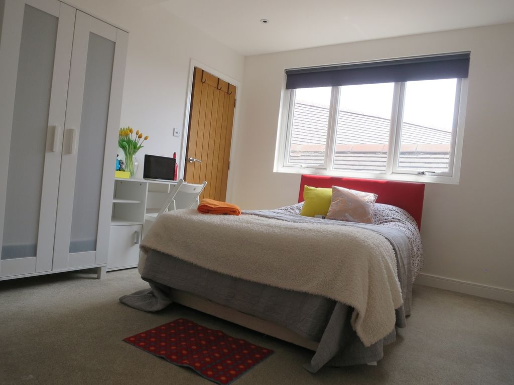 Property photo 1 of 11 A Bright And Inviting Double Bedroom With Modern d...