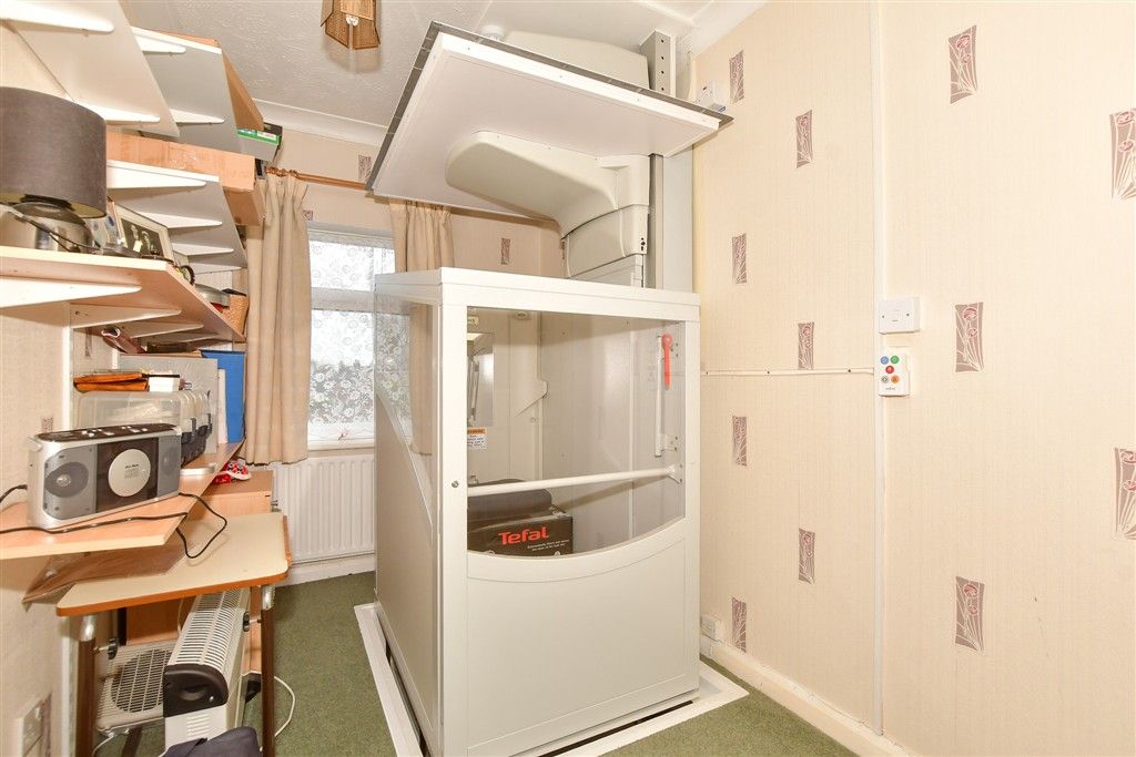 Property photo 3 of 11 Lift