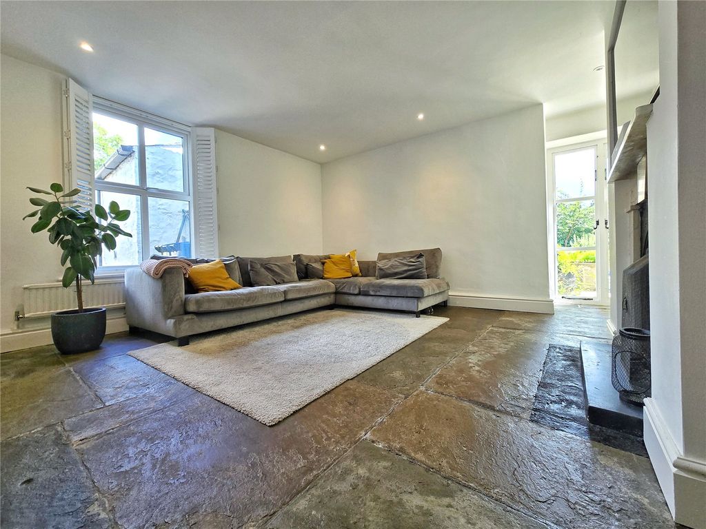 Property photo 2 of 21 Spacious Lounge
