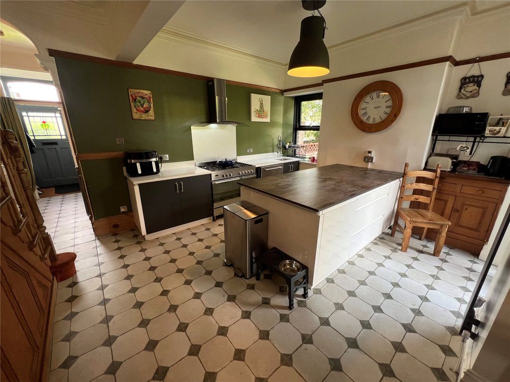 Property photo 2 of 21 Dining Kitchen