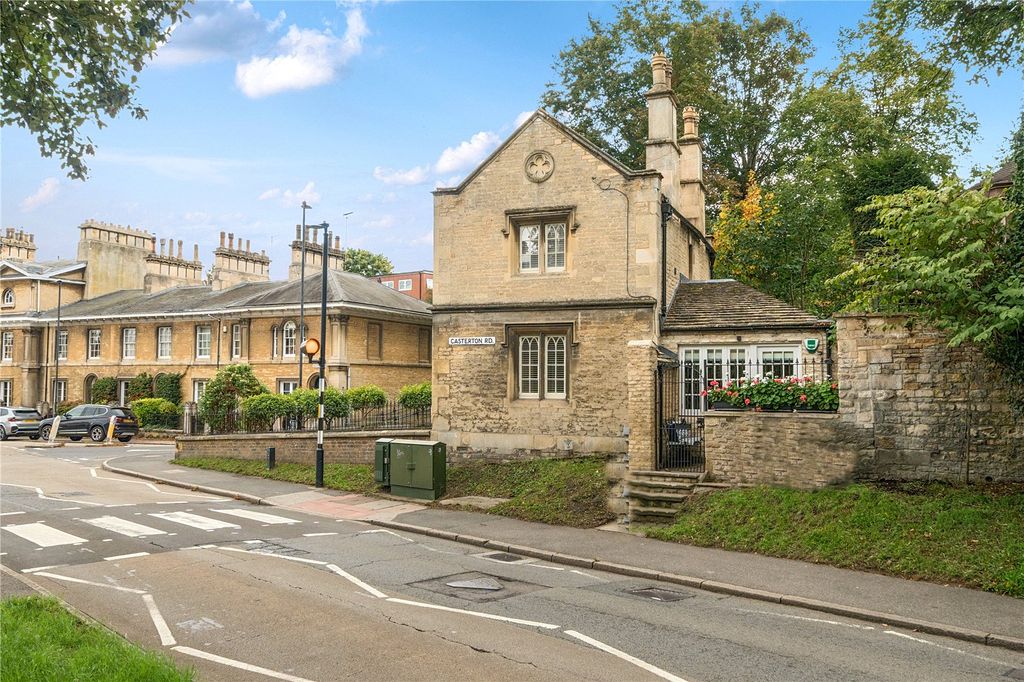 Property photo 3 of 22 The Clock House