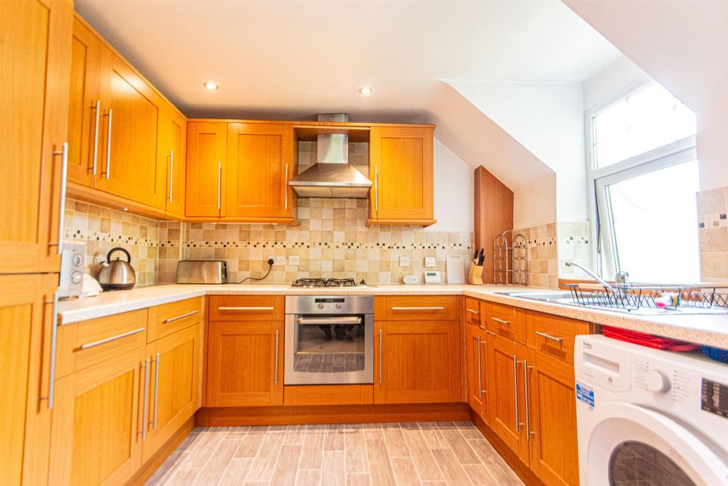 Property photo 3 of 8 Kitchen