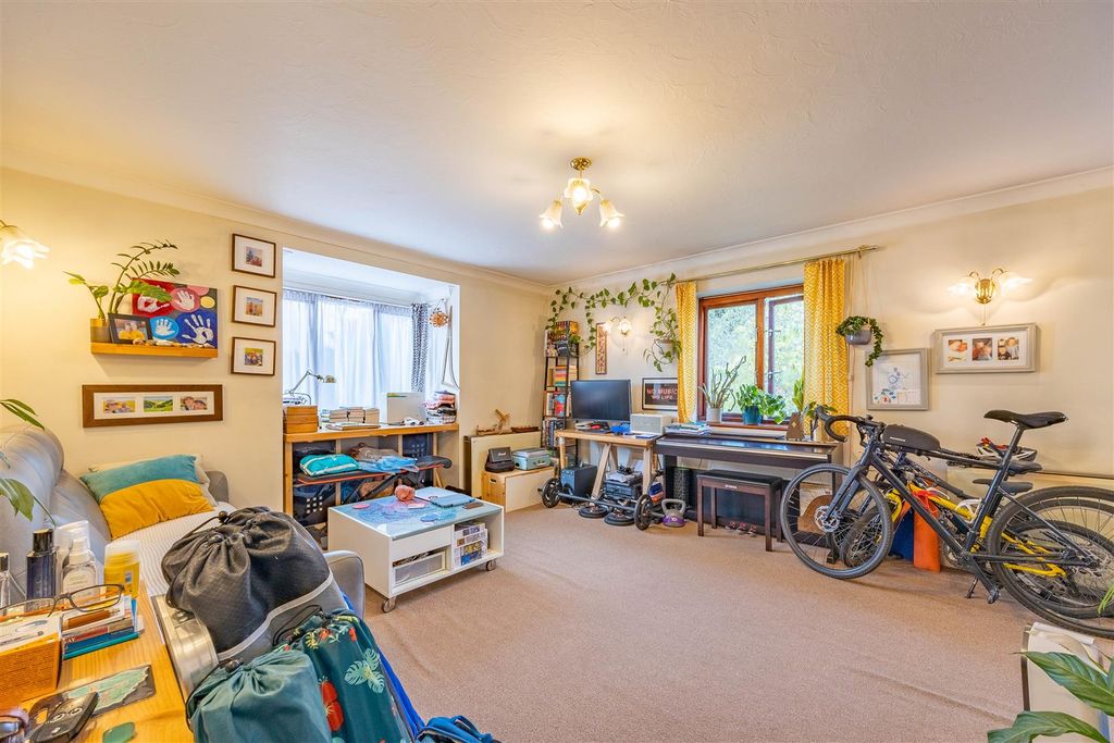 Property photo 2 of 13 Lounge