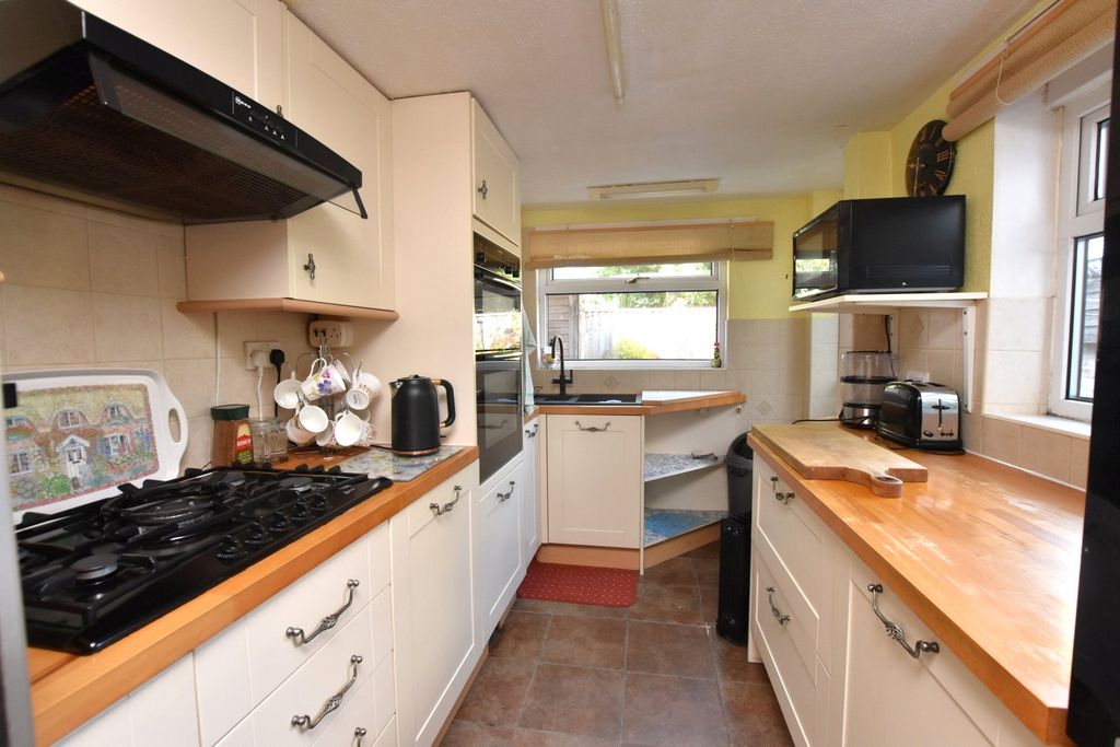 Property photo 3 of 12 Kitchen