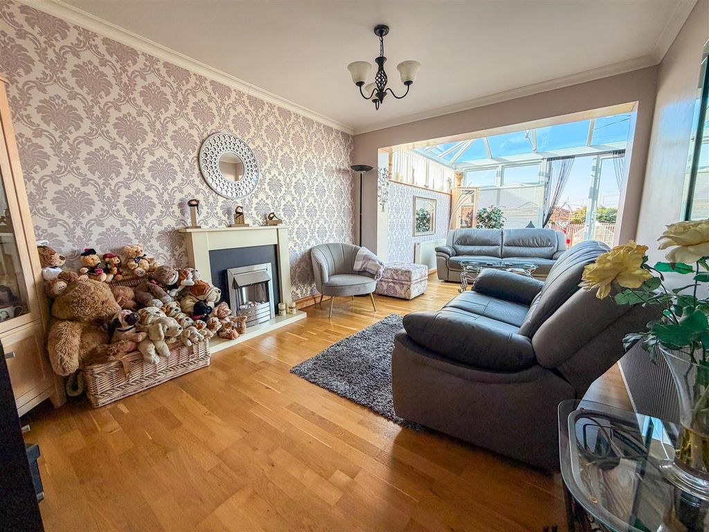 Property photo 2 of 27 Lounge