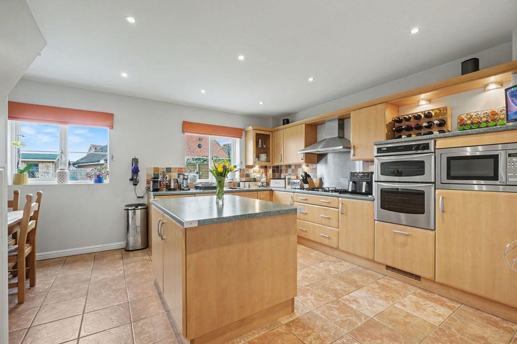 Property photo 2 of 37