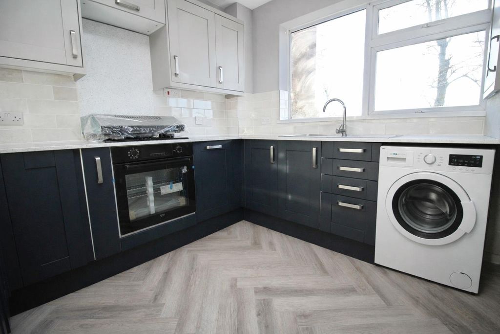 Property photo 3 of 12 Kitchen