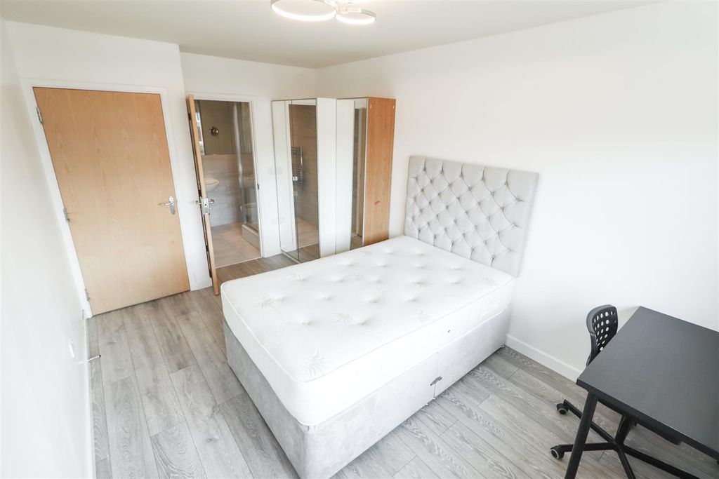 Property photo 3 of 10 18 Caister Hall.Jpg