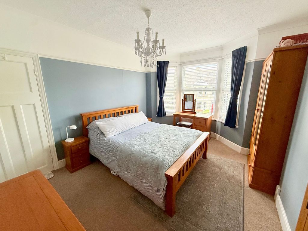 Property photo 3 of 32