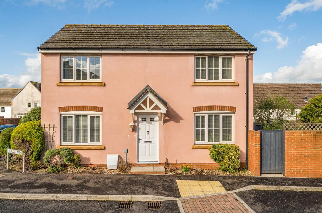 Property photo 1 of 16 70 Parlour Mead