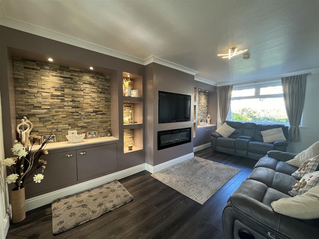 Property photo 2 of 16 Lounge