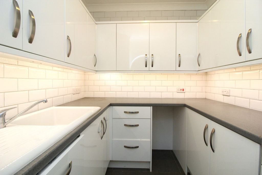 Property photo 3 of 7 Kitchen