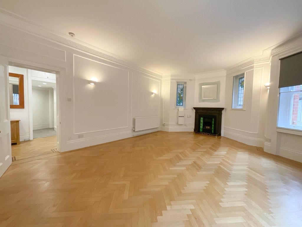 Property photo 1 of 10 Lounge