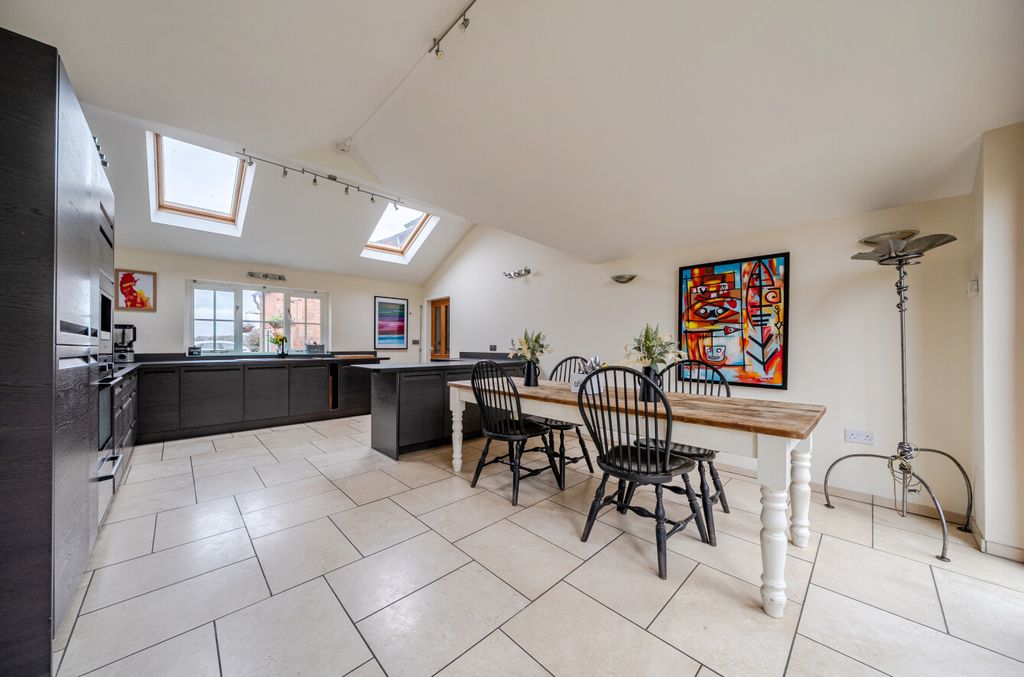 Property photo 2 of 32 -69B953Eee095E-l-1421428-20-69B83E6832532