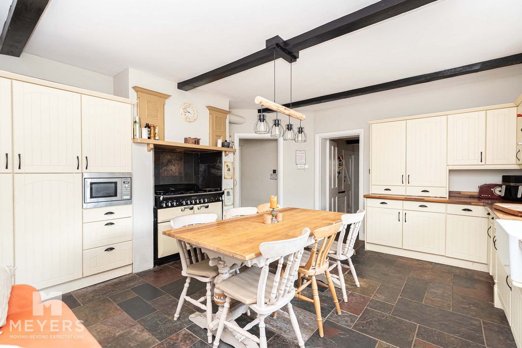 Property photo 2 of 40