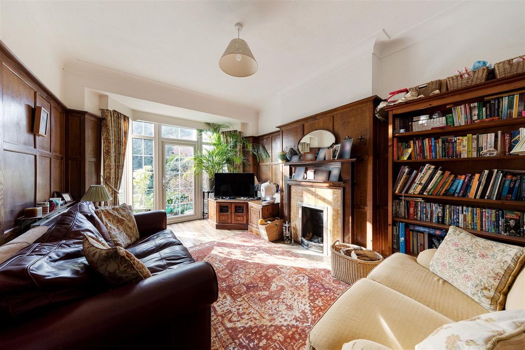 Property photo 2 of 34 Abbotsford Gardens, Ig8