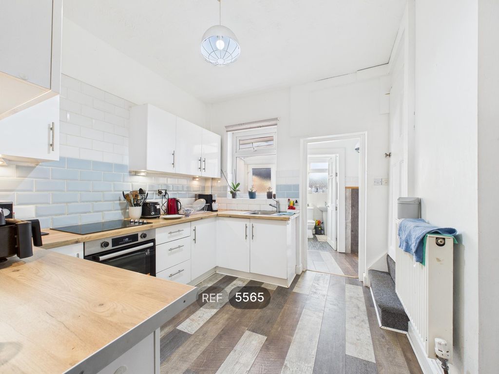 Property photo 3 of 8 Kitchen