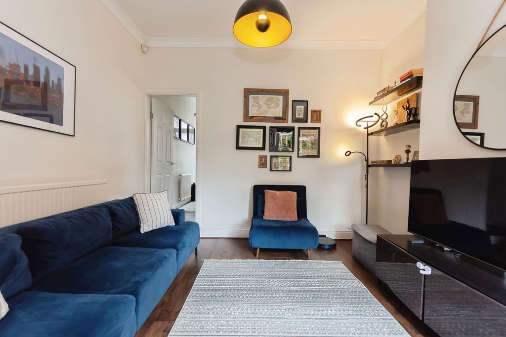 Property photo 1 of 19 Lounge