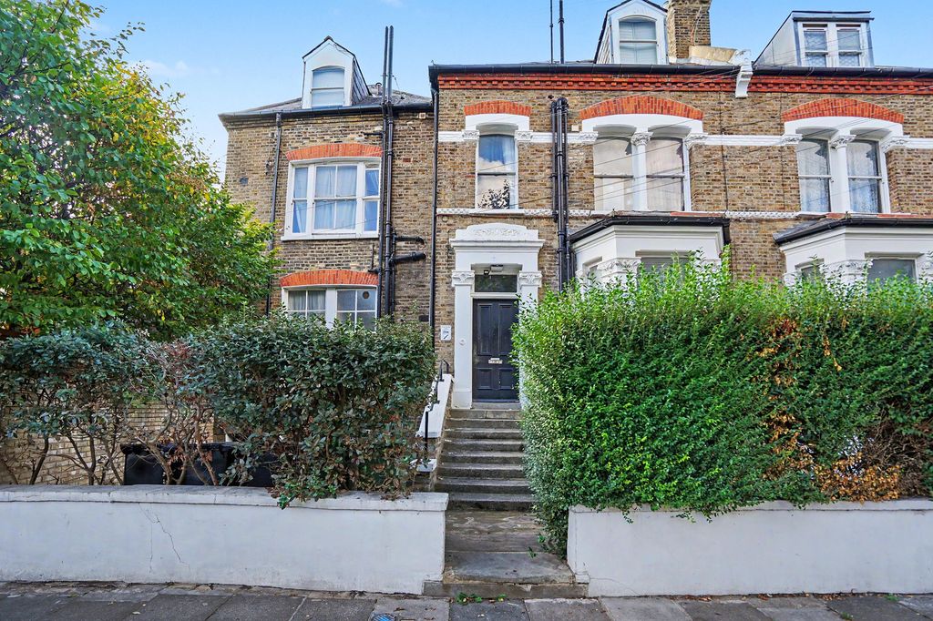 Property photo 1 of 18 Flat 1 Marshall House, 2 Dorncliffe Road, London, Sw6 5Lf