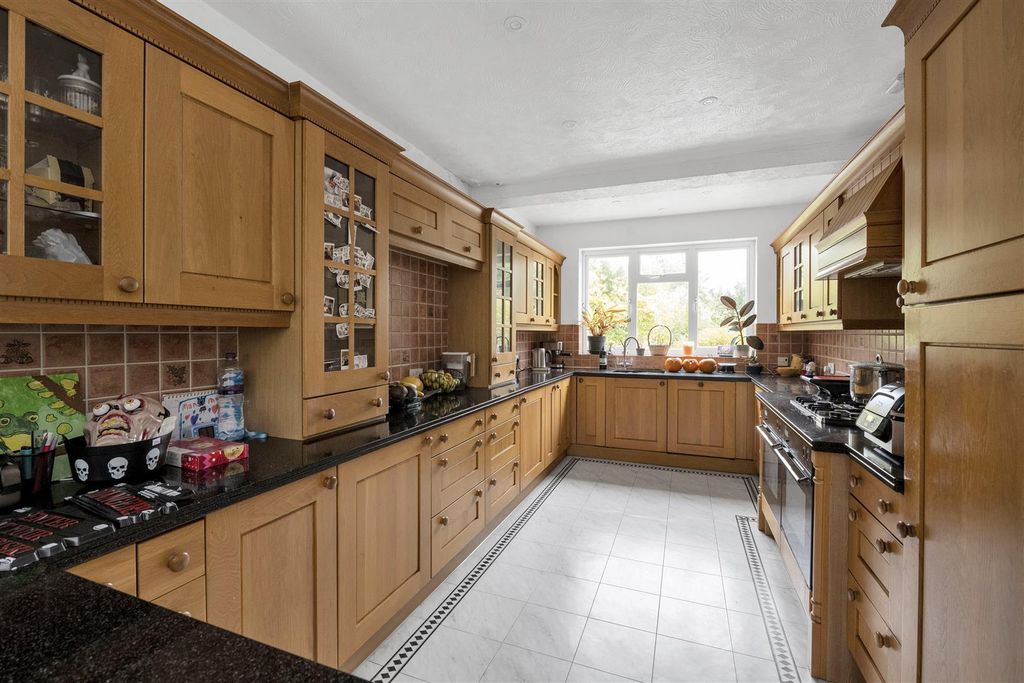 Property photo 2 of 14 4-Oakfield-Road-09.Jpg