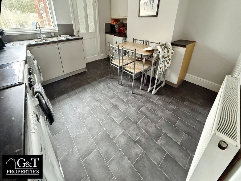 Property photo 3 of 14 Kitchen