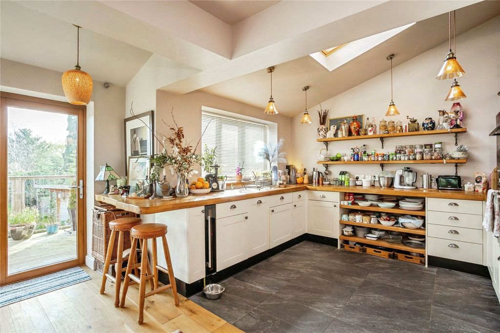 Property photo 2 of 31 Picture No. 12