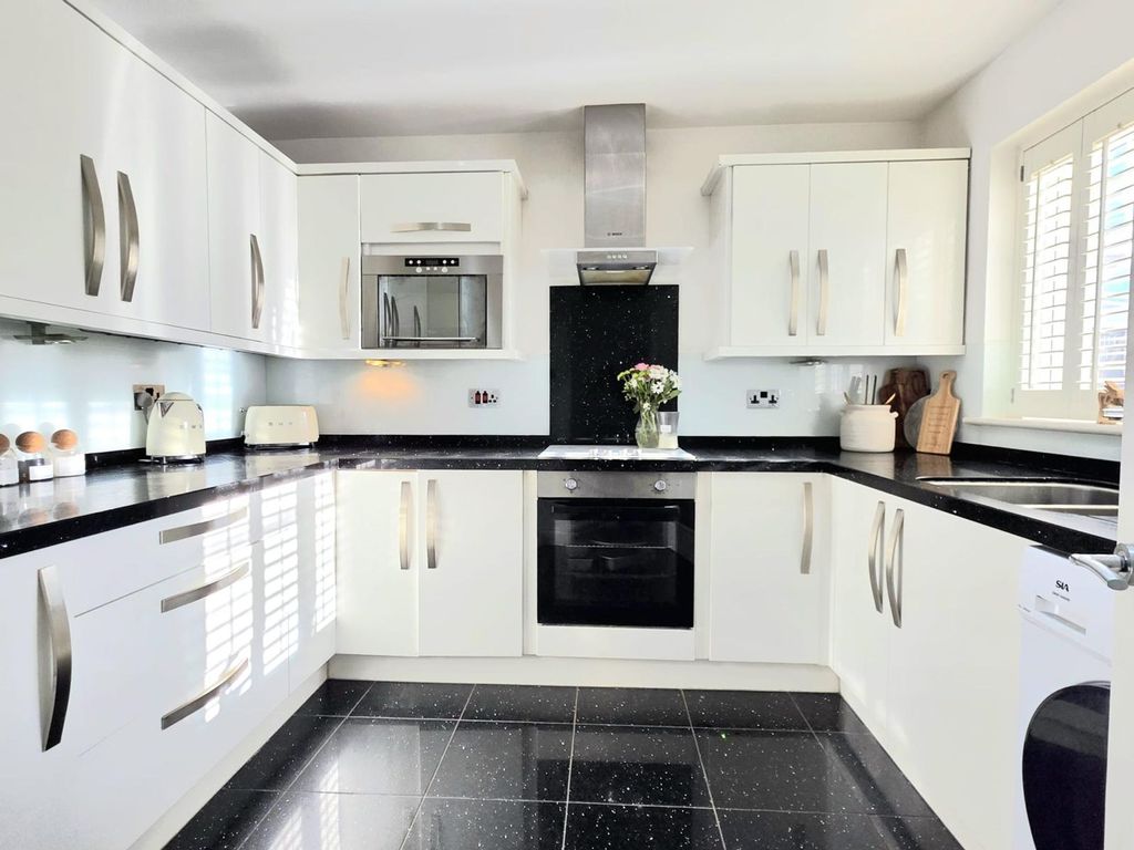 Property photo 2 of 27 Kitchen