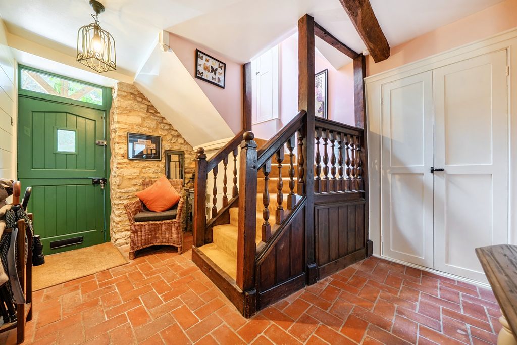 Property photo 2 of 23 5690182