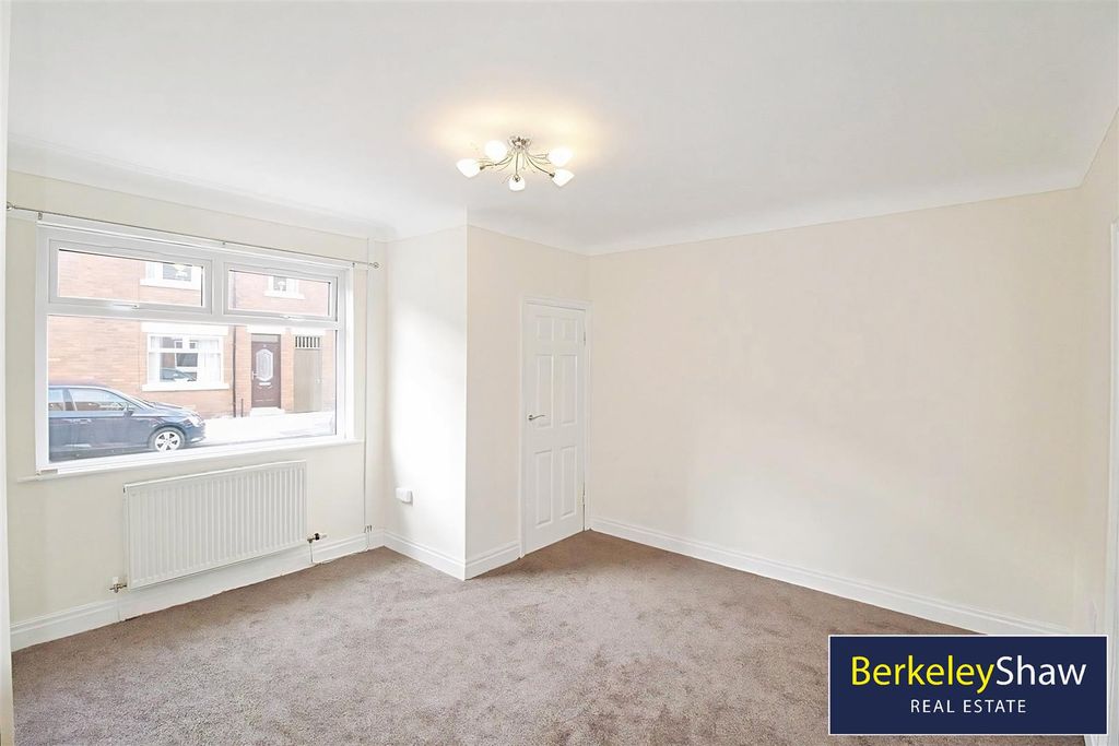 Property photo 3 of 9 Lounge